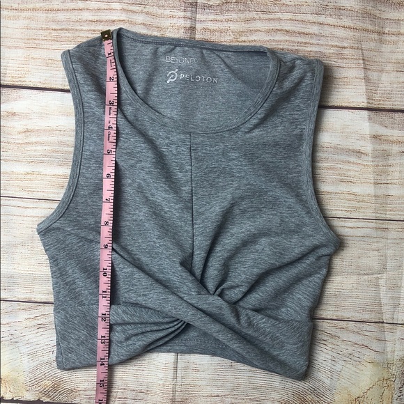 Beyond Yoga x Peleton Heather Gray Twist Crop Top 💚 - Picture 4 of 6